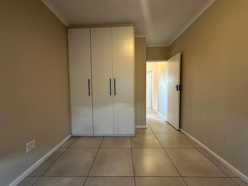 To Let 2 Bedroom Property for Rent in Oakglen Western Cape